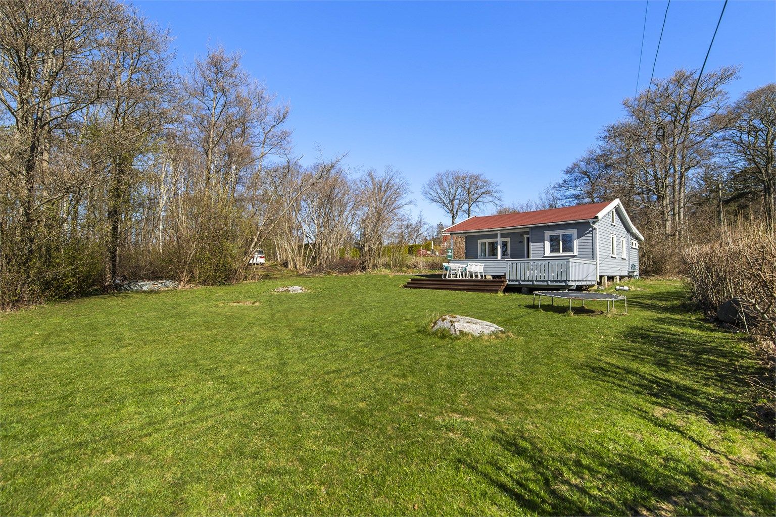 Eiendommen ligger skjermet og flott til, med bilvei helt frem til hytteveggen.