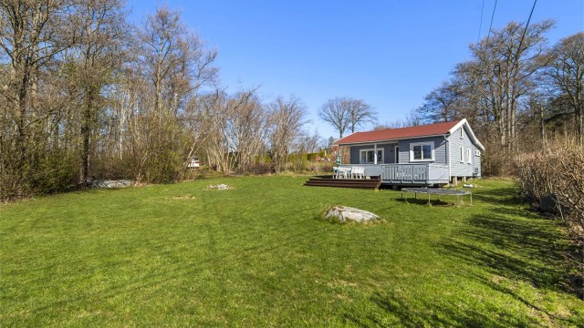 Eiendommen ligger skjermet og flott til, med bilvei helt frem til hytteveggen.