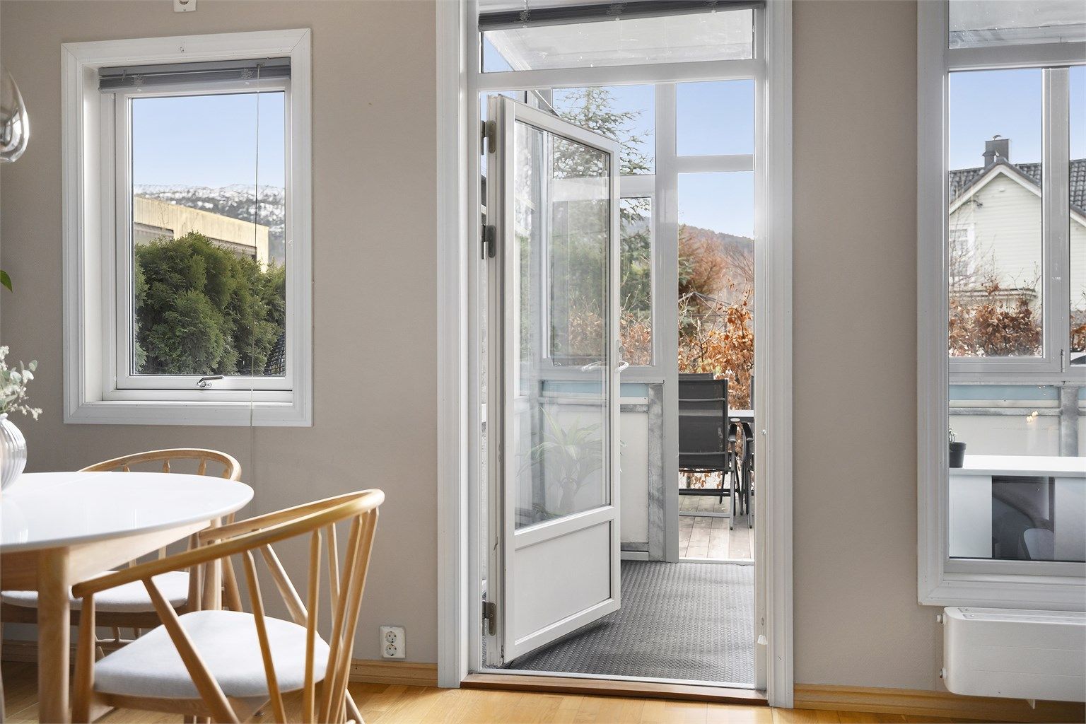 I tillegg til direkte utgang til inneglasset uterom og din private terrasse på ca 22 m²