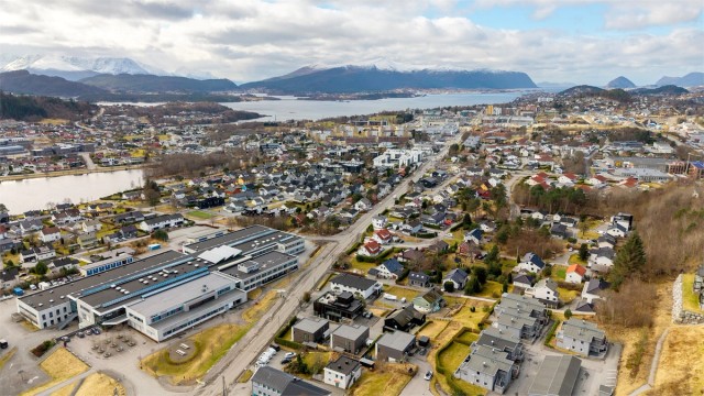 Fra eiendommen er det ca. 15 minutters gange til Moa, som tilbyr et bredt utvalg av butikker og tjenester.