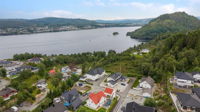 Med nærhet til natur og sjø kan man nyte turer i skog og mark, badeliv, fisketurer og padleturer i nydelig vestlandsk skjærgård.