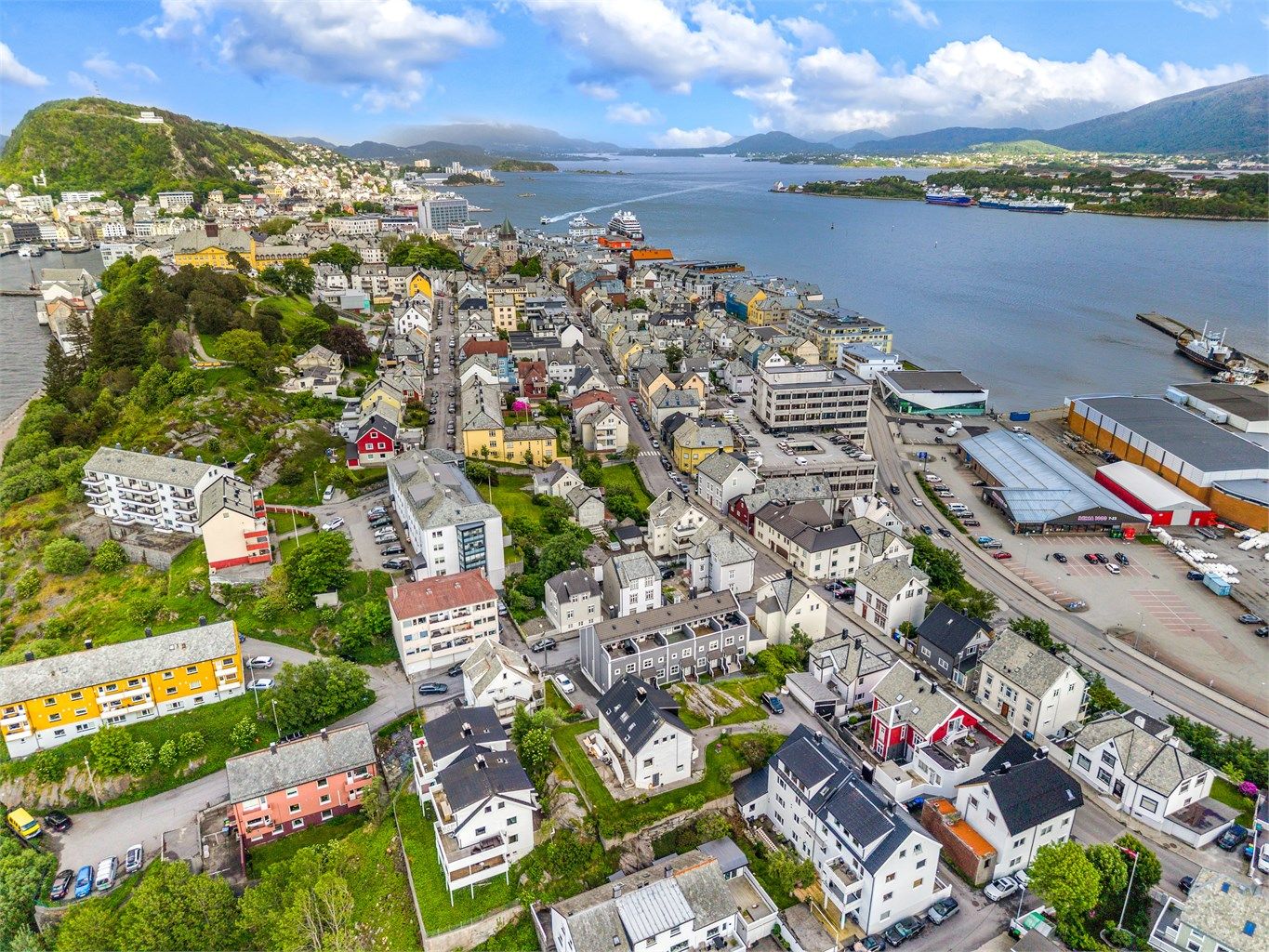 Inn til kjernen av bysentrum er det ca 10 minutters gange. Storhaugen til venstre i bildet er et lite, men trivelig parkområde med utsiktspunkt