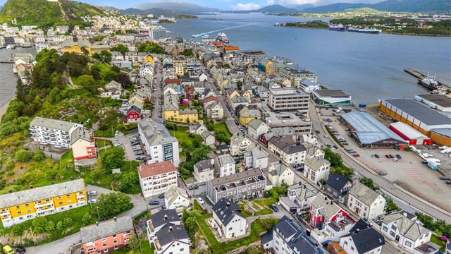 Inn til kjernen av bysentrum er det ca 10 minutters gange. Storhaugen til venstre i bildet er et lite, men trivelig parkområde med utsiktspunkt