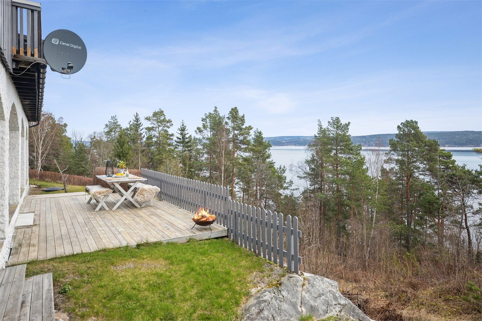 Stor platting med hyggelig uteplass i tilknytning til hagen, med nydelig utsikt mot fjorden.