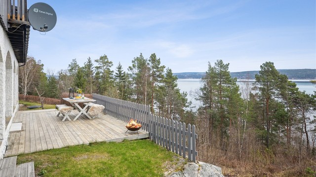 Stor platting med hyggelig uteplass i tilknytning til hagen, med nydelig utsikt mot fjorden.
