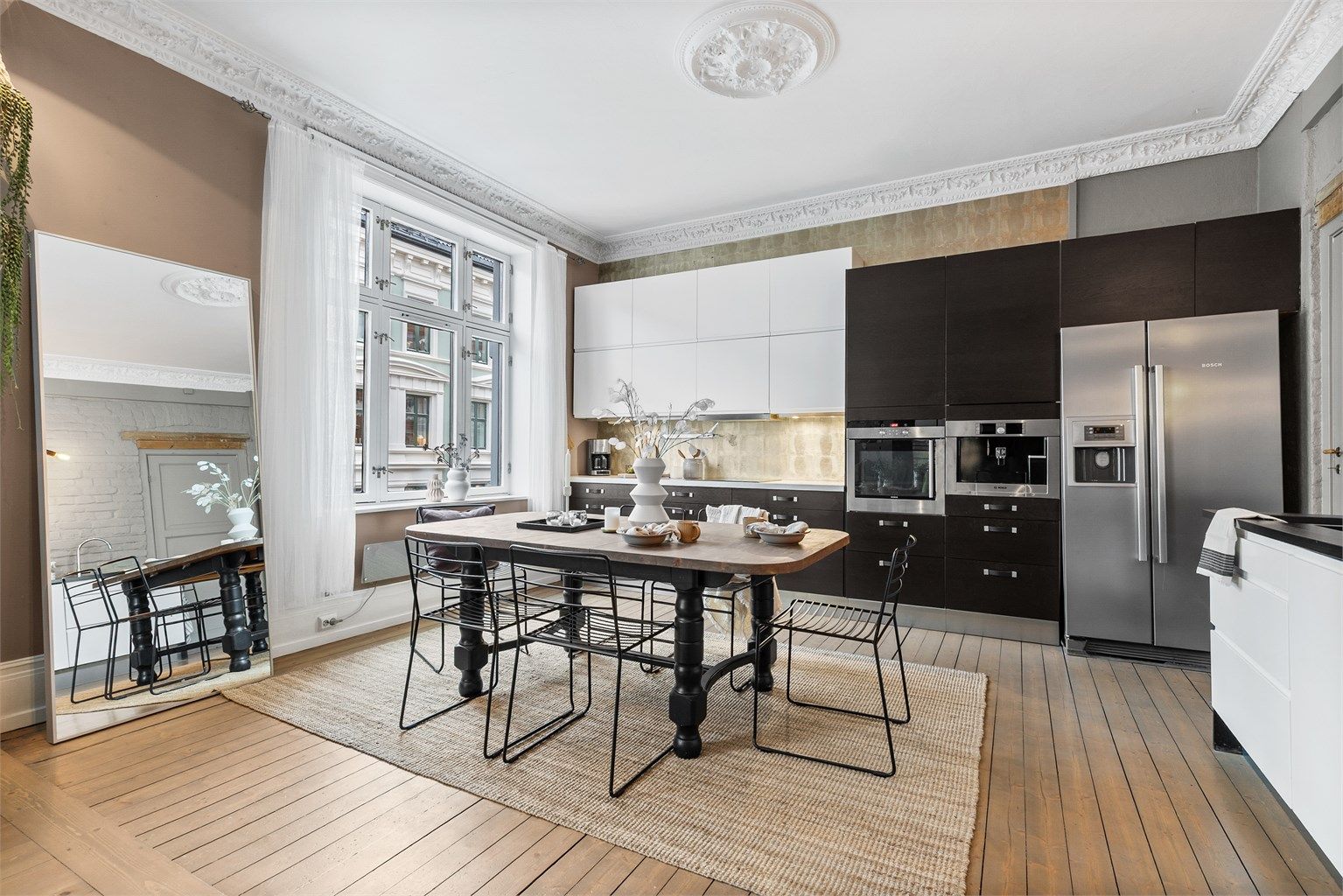 Den åpne løsningen til kjøkken/spisestue skaper en sosial atmosfære når man er med venner eller familie.