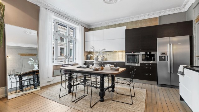 Den åpne løsningen til kjøkken/spisestue skaper en sosial atmosfære når man er med venner eller familie.