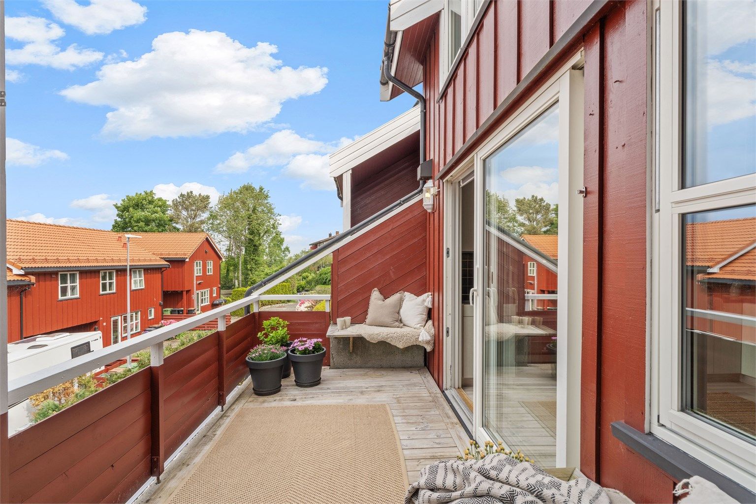 Fra terrassen er det fin utsikt over det rolige og etablerte nabolaget.