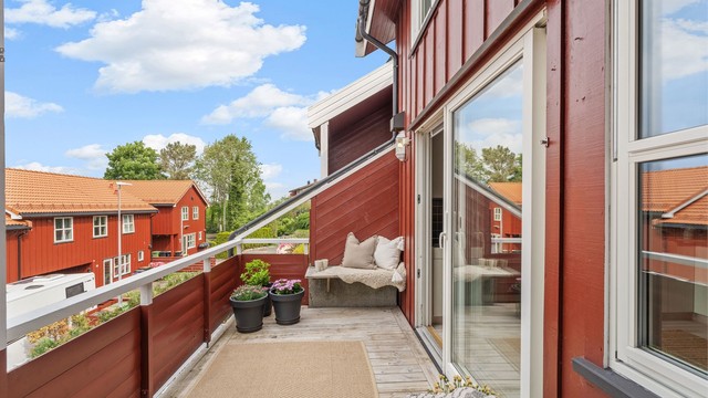 Fra terrassen er det fin utsikt over det rolige og etablerte nabolaget.