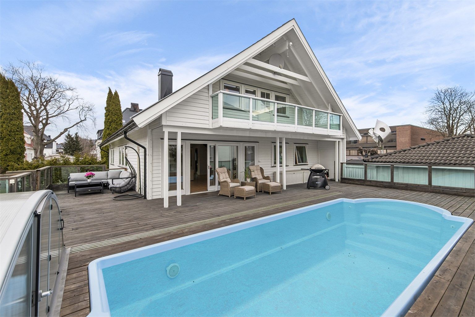 Velkommen til Virikveien 17B! Den store, sydvendte terrassen på ca. 86 m² er et naturlig samlingspunkt, med et oppvarmet svømmebasseng som forlenger badesesongen.