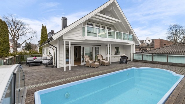 Velkommen til Virikveien 17B! Den store, sydvendte terrassen på ca. 86 m² er et naturlig samlingspunkt, med et oppvarmet svømmebasseng som forlenger badesesongen.