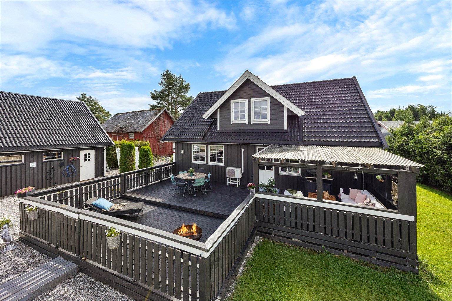 Her er det god plass til både spisebord og loungegruppe.