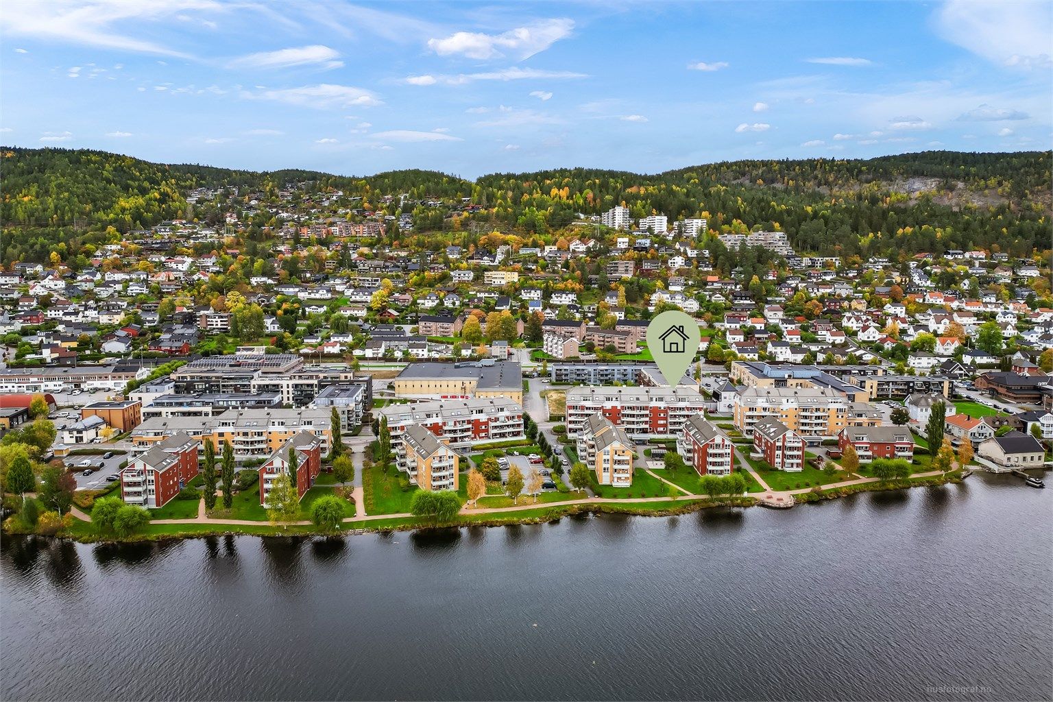 Eiendommen ligger i et idyllisk, rolig og skjermet bomiljø langs elvebredden.
Foto: Haiman Askari.
