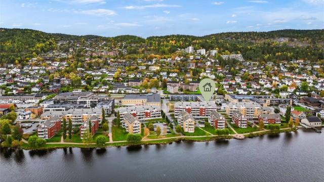 Eiendommen ligger i et idyllisk, rolig og skjermet bomiljø langs elvebredden.
Foto: Haiman Askari.