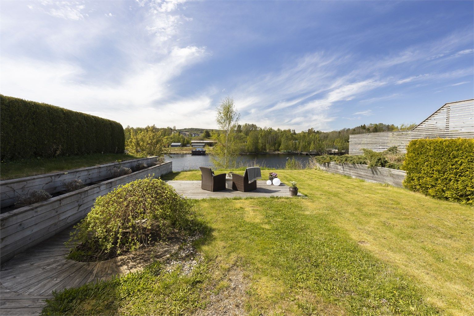 Boligen har plass til flere sittegrupper i hagen. 