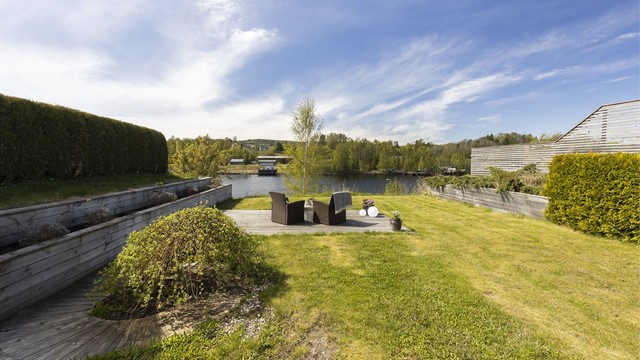 Boligen har plass til flere sittegrupper i hagen.