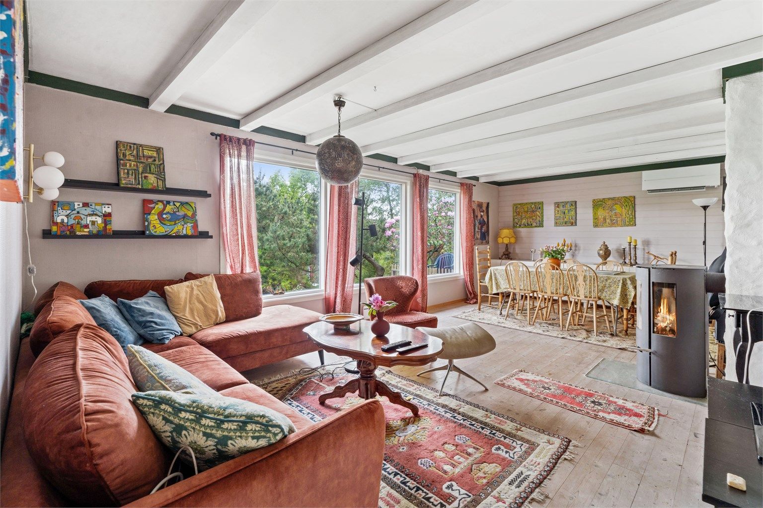 Hovedetasjen har en romslig stue og spisestue med plass til både sofagruppe og langbord.