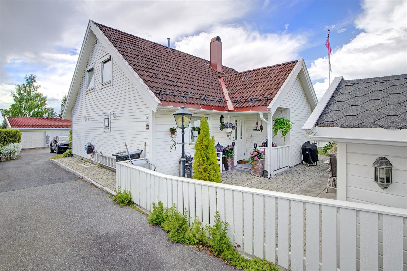 Boligen ligger i et trivelig boområde med flere barnefamilier
