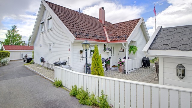Boligen ligger i et trivelig boområde med flere barnefamilier