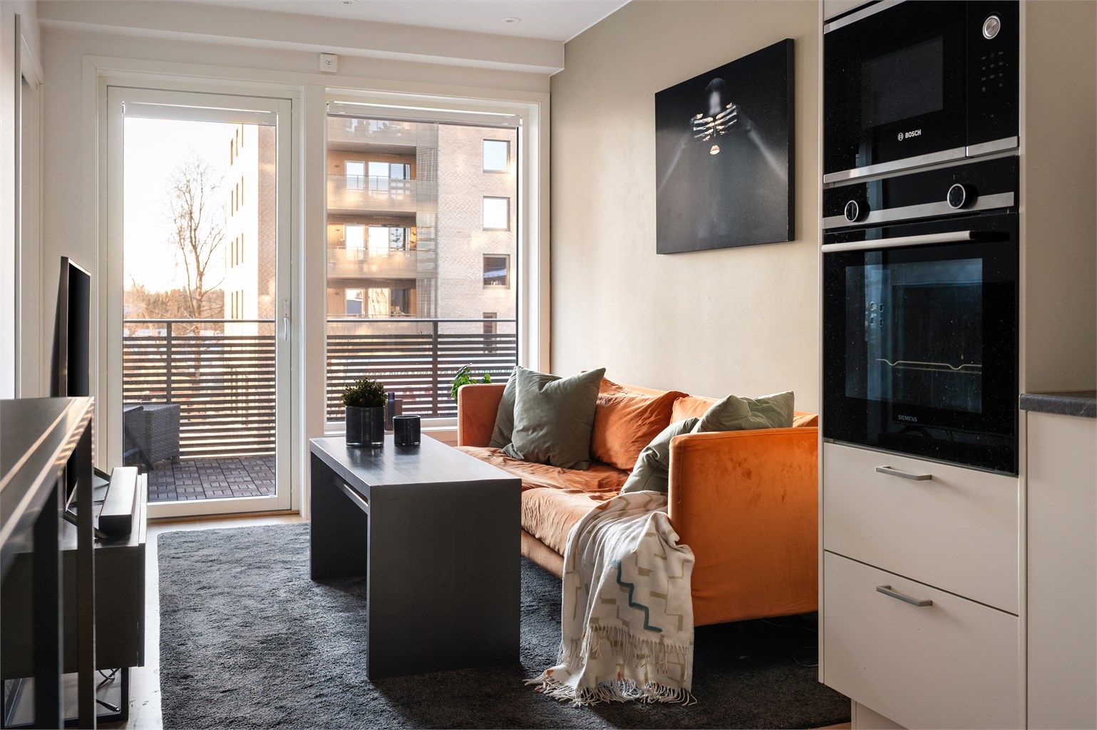 En moderne og arealeffektiv 2-roms selveierleilighet fra 2019, sentralt beliggende på Frogner i Lillestrøm kommune. I stuen og på kjøkkenet er det vannbåren gulvvarme som sikrer en jevn og behagelig temperatur. Foto: Peter Futo/Cool Pics AS