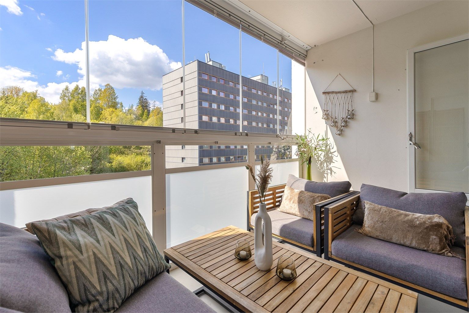 Den innglassede balkongen med tilgang fra stuen.