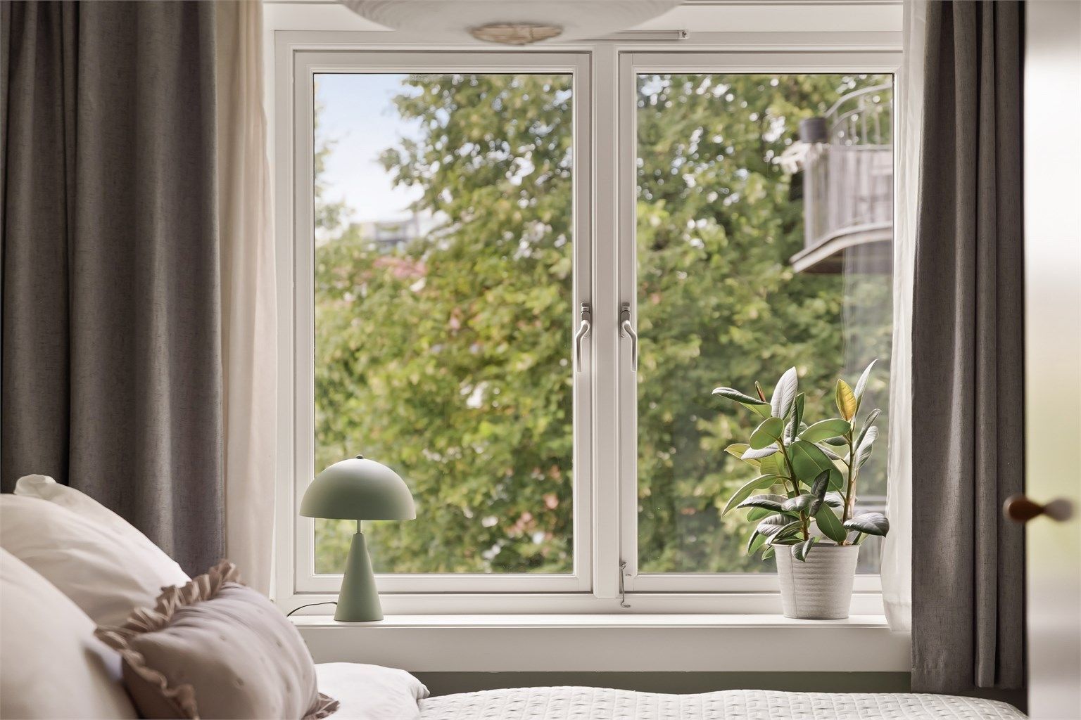 Også fra soverommet er det et fredelig utsyn mot grøntområdene.
