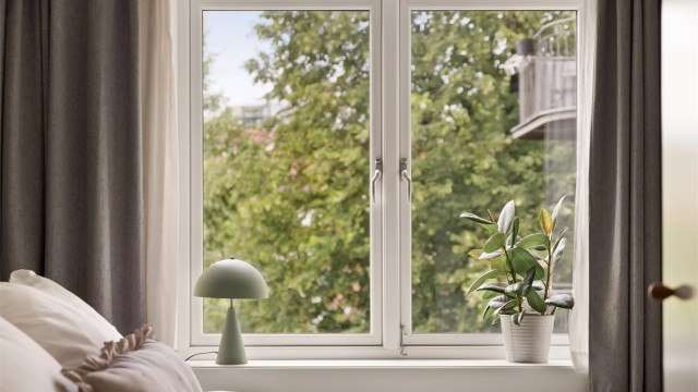 Også fra soverommet er det et fredelig utsyn mot grøntområdene.