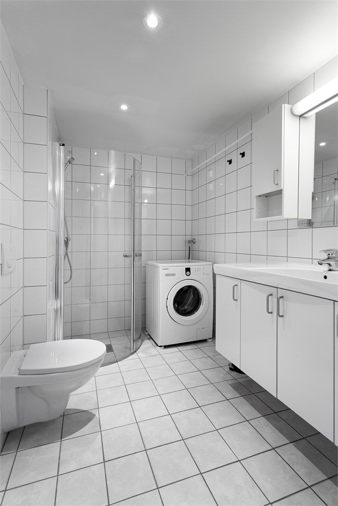 Flislagt bad med elektrisk gulvvarme og downlights i tak.