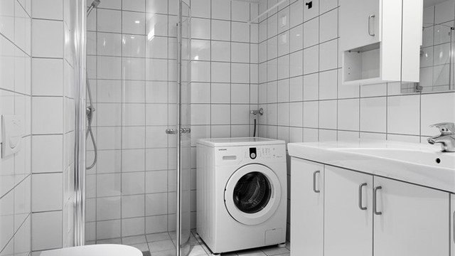Flislagt bad med elektrisk gulvvarme og downlights i tak.