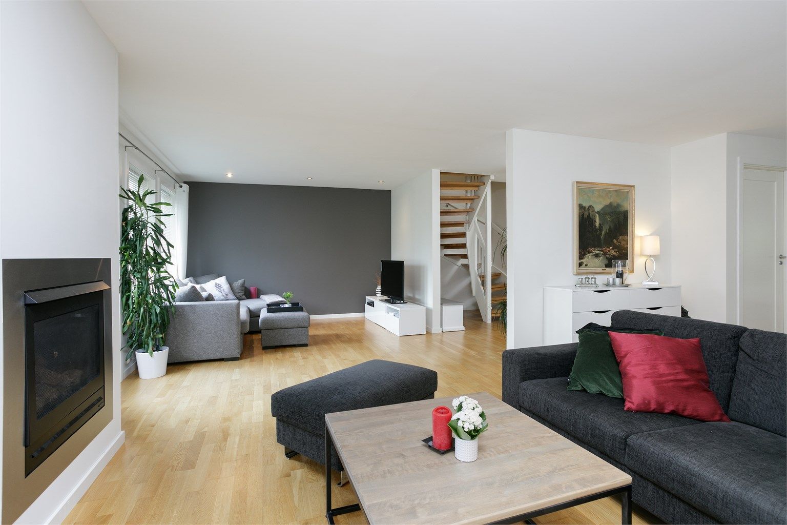 Romslig stue med god plass til flere soner og sittegrupper. Det er montert gasspeis med glassdør i stuen som gir en lun og hyggelig atmosfære