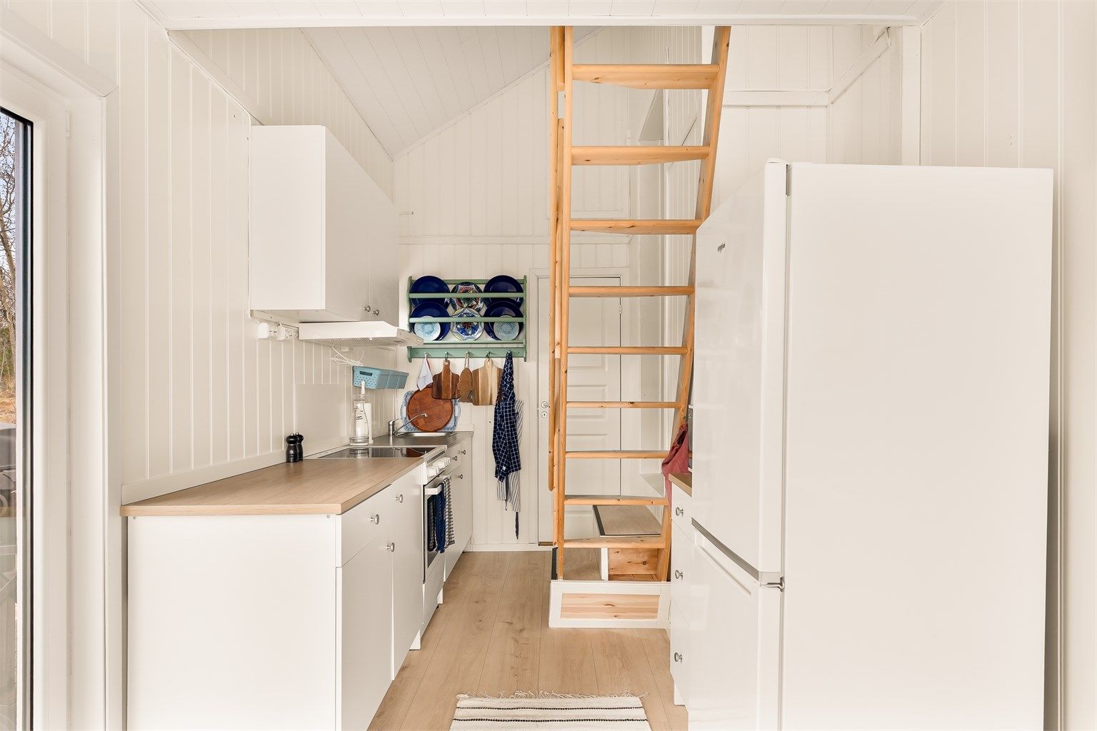 Fra kjøkkenet i tilbygget er det adkomst til hems med soveplass.