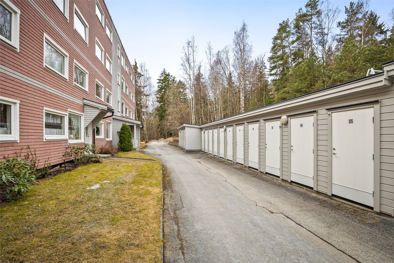 Leiligheten disponerer to eksterne boder for ekstra lagringsplass, på henholdsvis 2 m² og 4 m².