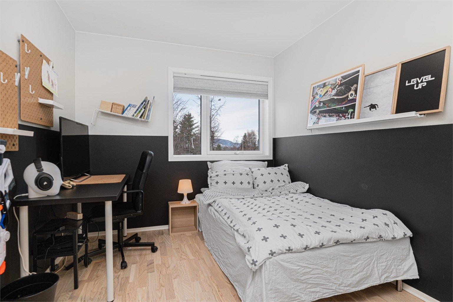 Soverom 3 er på 8 kvm. Begge rommene kan fint benyttes som kontor, garderoberom eller hjemmekontor. 