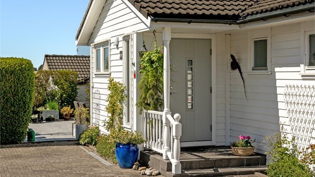 Velholdt tomt med belegningsstein i gårdsrom.