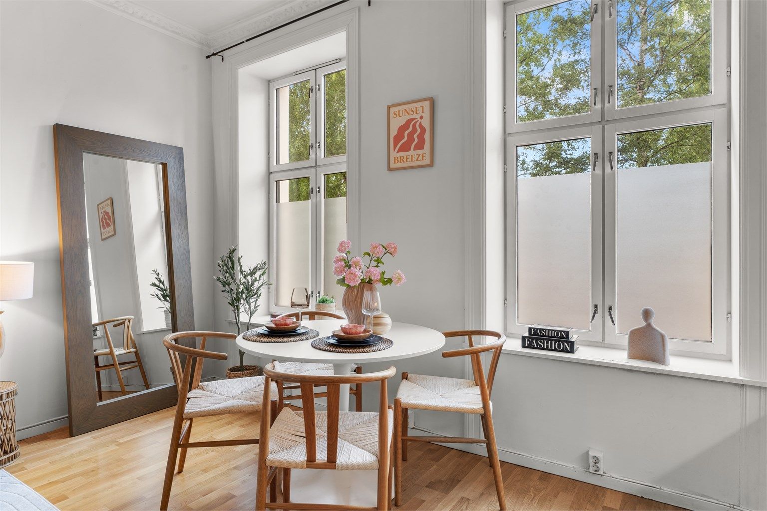Plass til spisebord hvor man kan invitere gjester til en hyggelig middag.