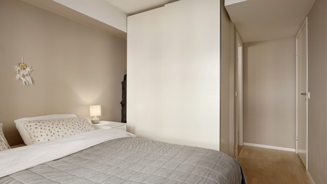 Godt med lagringsplass i skyvedørsgarderobe.