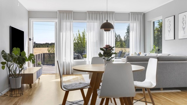 Store vindusflater gir rikelig med dagslys og utsikt mot landskapet.