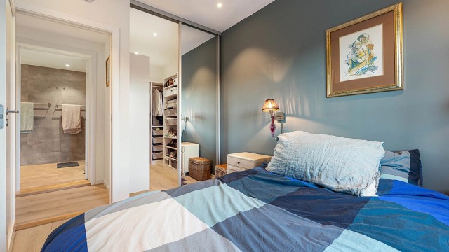 Hovedsoverommet har en praktisk walk-in skyvedørsgarderobe og direkte adkomst til bad.
