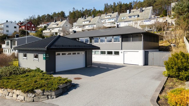 Fasade mot sydøst Gode parkeringsmuligheter på egen grunn