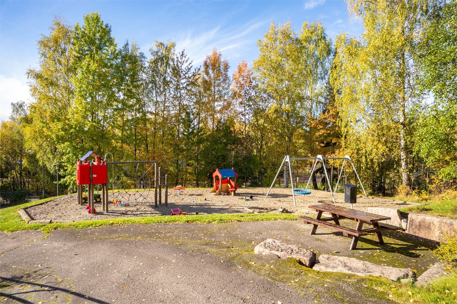 Flott felles lekeplass like ved blokken, med Østmarka som nærmeste nabo.