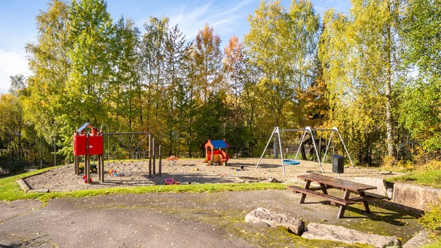 Flott felles lekeplass like ved blokken, med Østmarka som nærmeste nabo.
