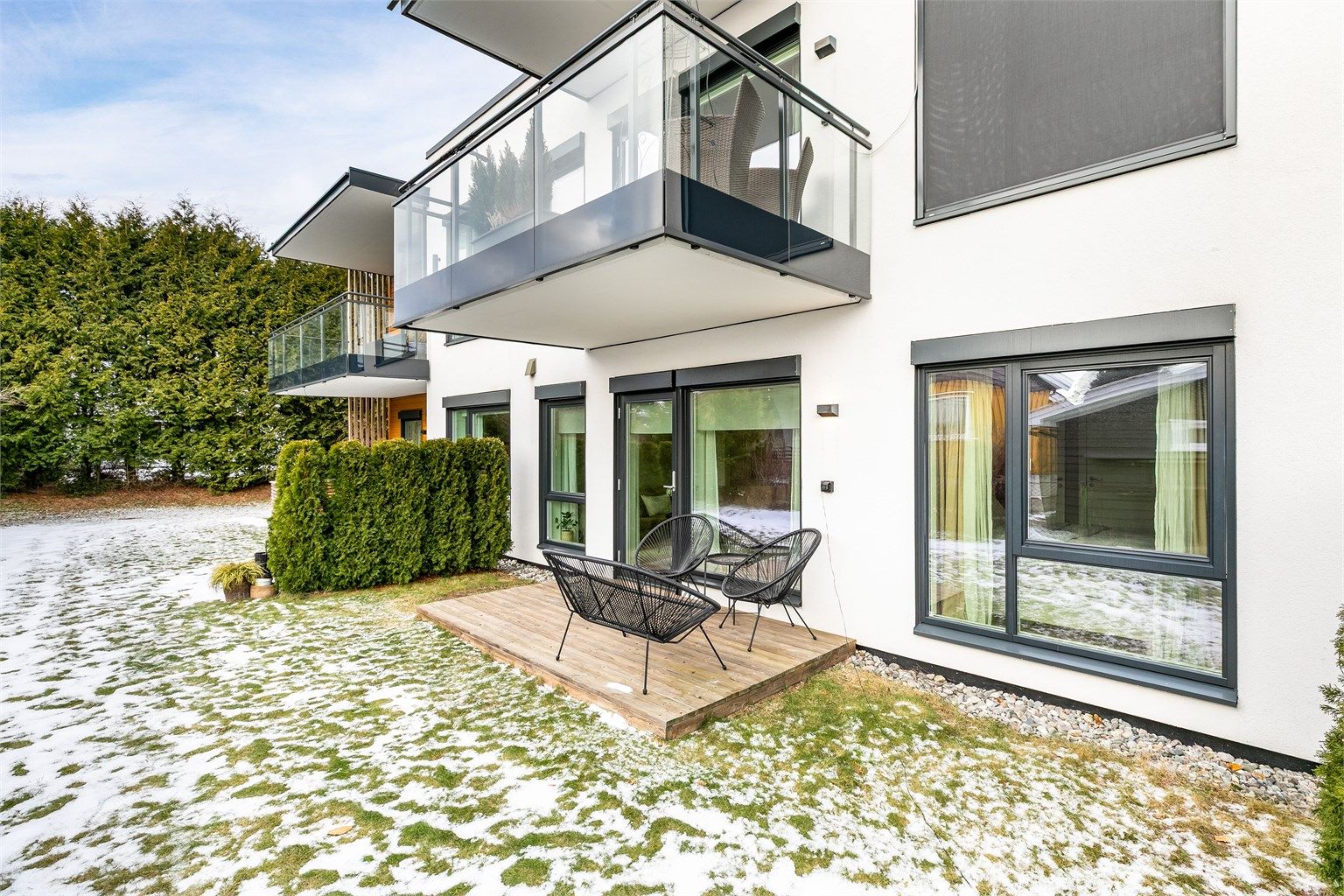 Leiligheten har en attraktiv intern beliggenhet syd i sameiet, tilbaketrukket og usjenert.