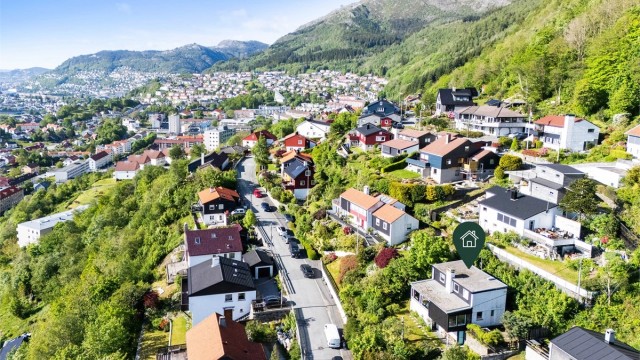 Boligen har en god beliggenhet i Kolstien. Et veletablert og rolig nabolag.