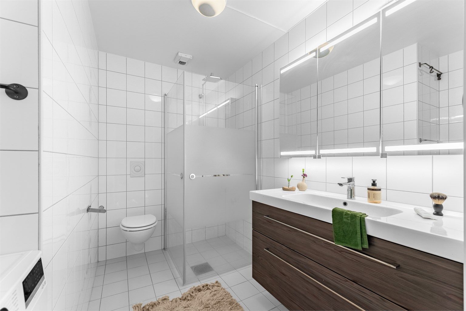 Det er montert ny baderomsinnredning og dusjhjørne med regnfallsdusj.