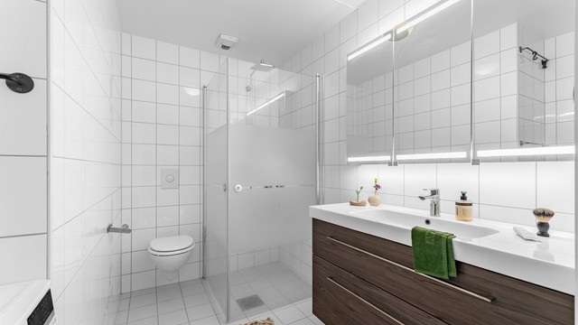 Det er montert ny baderomsinnredning og dusjhjørne med regnfallsdusj.