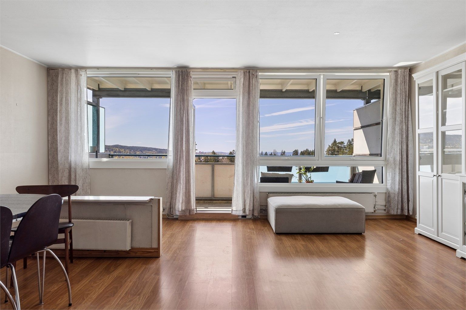 Velkommen til Tante Ulrikkes Vei 5! Denne leiligheten i toppetasjen byr på en romslig stue med store vindusflater og vidstrakt utsikt over området.