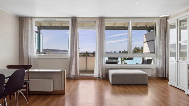 Velkommen til Tante Ulrikkes Vei 5! Denne leiligheten i toppetasjen byr på en romslig stue med store vindusflater og vidstrakt utsikt over området.