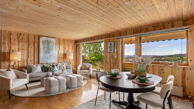 Velkommen inn! Lys og hyggelig stue med fine trepanel som gir et særpreg til boligen. Foto: Petter Tanum/Tanum Foto