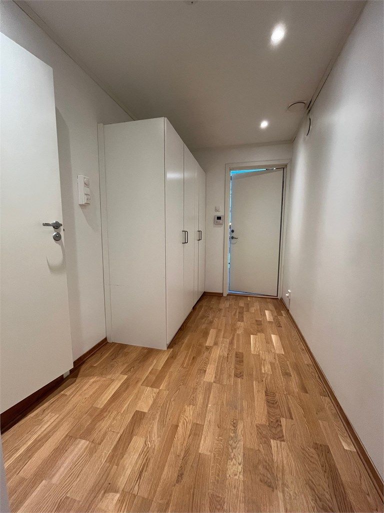 Stor entre med godt med garderobeskap. 