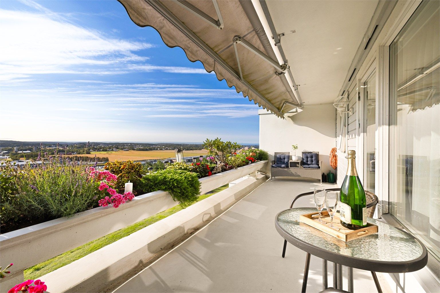 Balkongen byr på fantastisk utsikt mot øst. Innsyn er ikke et tema.